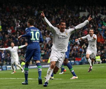 Una remontada sin la que la Und¨¦cima, en Mil¨¢n y ante el Atleti, no hubiera cristalizado. En cuartos tocaba el Wolfsburgo y sorprend¨ªa a los de Zidane en la ida con un 2-0 alarmante. Pero all¨ª estaba Mr. Champions en la vuelta. Un partido en el que Carvajal, Marcelo y Benzema hicieron el trabajo de alba?iler¨ªa y Cristiano Ronaldo levantar¨ªa el edificio de la remontada con un sensacional hat-trick. El once de aquel 12 de abril fue Keylor Navas; Carvajal, Pepe, Ramos, Marcelo; Modric, Casemiro, Kroos; Bale, Benzema y Cristiano. Muy reconocible.