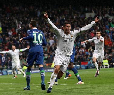 Una remontada sin la que la Undécima, en Milán y ante el Atleti, no hubiera cristalizado. En cuartos tocaba el Wolfsburgo y sorprendía a los de Zidane en la ida con un 2-0 alarmante. Pero allí estaba Mr. Champions en la vuelta. Un partido en el que Carvajal, Marcelo y Benzema hicieron el trabajo de albañilería y Cristiano Ronaldo levantaría el edificio de la remontada con un sensacional hat-trick. El once de aquel 12 de abril fue Keylor Navas; Carvajal, Pepe, Ramos, Marcelo; Modric, Casemiro, Kroos; Bale, Benzema y Cristiano. Muy reconocible.