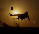 Postal de fútbol en el atardecer de Qatar