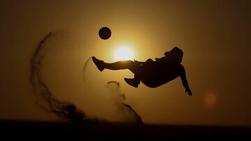 Postal de fútbol en el atardecer de Qatar