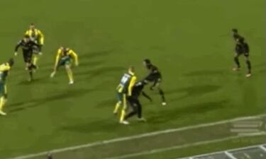 Van Duinen y Sanharib Malki son dos futbolistas que se vieron envueltos en una jugada insólita en la liga holandesa cuando sus cordones de las botas se enredaron y Malki fue expulsado por un árbitro tras dar una patada para intentar soltarse, lo que provocó la caída de Van Duinen.