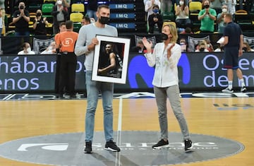 Homenaje a Hervelle, que recibió una foto enmarcada de la presidenta del Bilbao Basket, Iturbe.
