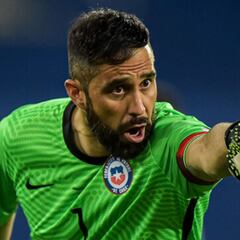 Bravo se llena de elogios de su nuevo 'rival': "Es un porterazo"