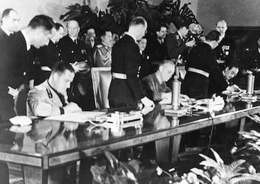 El 27 de octubre de 1940, las Potencias del Eje; la Alemania nazi, el Imperio del Japón y la Italia fascista, firmaron el Pacto Tripartito en Berlín para hacer frente a los aliados. A ellos se les unieron otros países como  Rumania, Hungría y Bulgaria, entre otros. 