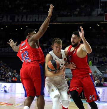 Doncic entre Kurbanov y Hines.