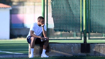 Kylian Mbapp¨¦, jugador del Paris Saint-Germain, ve un entrenamiento.
