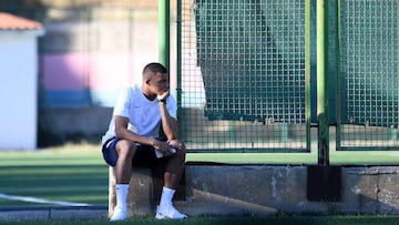 Kylian Mbappé, jugador del Paris Saint-Germain, ve un entrenamiento.