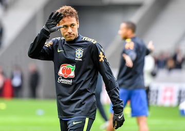 Brazil's forward Neymar waves ahead of the friendly football match between Brazil and Japan at Pierre Mauroy Stadium in Villeneuve-d'Ascq on November 10, 2017. 