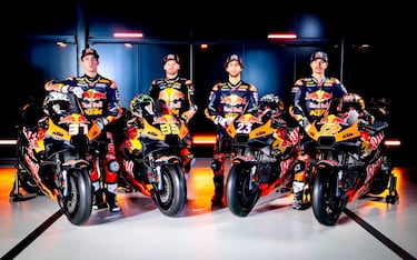  Todos juegan en igualdad: cuatro motos de 2025 y todos con exactamente el mismo diseño. Tanto en motos como en los monos de todos sus pilotos.