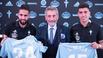 Ryad Boudebouz y Lucas Olaza posan con el presidente del Celta, Carlos Mouriño, durante el acto de presentación.