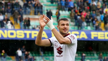 El jugador del Torino Alessandro Buongiorno durante un partido de la Serie A contra el Verona.