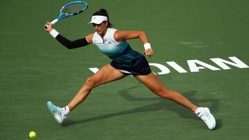 Garbiñe Muguruza devuelve una bola durante su partido ante Serena Williams en el BNP Paribas Open en el Indian Wells Tennis Garden de Indian Wells, California.