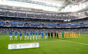 Los jugadores del Real Madrid y del Girona posan en el centro del campo antes del inicio del encuentro. 
