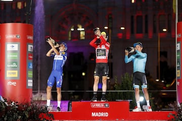 Podio de los tres primeros clasificados en la general de la Vuelta a España. Simon Yates, Enric Mas y Miguel Ángel López.