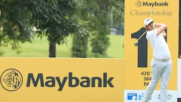 Nacho Elvira golpea la bola durante la segunda jornada del Maybank Championship en el Saujana Golf &amp; Country Club, de Palm Course en Kuala Lumpur, Malaysia.