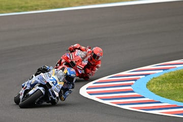 Los pilotos espa?oles, ?lex y Marc Mrquez, durante su duelo en el Gran Premio. 