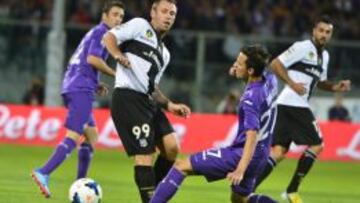 Antonio Cassano y Rafal Wolski disputan un balón.