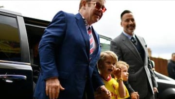 Elton John junto a sus hijos Zachary y Elijah.