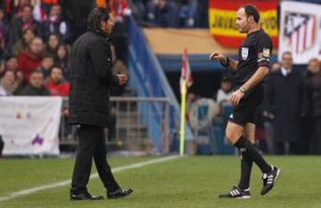 Mateu Lahoz habla con Diego Simeone.