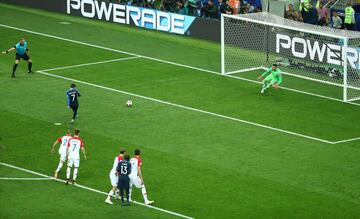 La polémica llegó en el minuto 35 un córner de Francia termina golepando el brazo de Perisic. El árbitro Néstor Pitana, tras consultar con el VAR pitó penalti y Griezmann desde los 11 metros no falló ante Subasic