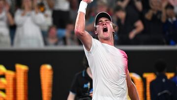 Joao Fonseca celebra su triunfo contra Andrés Rublev en el Open de Australia.