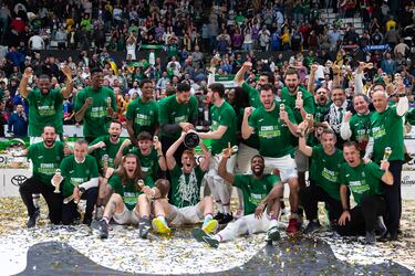 El equipo malagueño posa feliz tras recibir la Copa del Rey. 