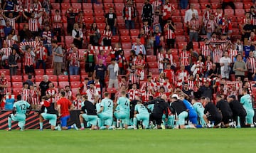 Soccer Football - Europa League - Athletic Bilbao v Slavia Prague - San Mames, Bilbao, Spain - October 24, 2024 Slavia Prague players take a knee after the match REUTERS/Vincent West