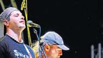 <b>EL LATERAL GUITARRERO. </b>Alberto Entrerríos, guitarra en mano, con su grupo 'Semilla Negra'.