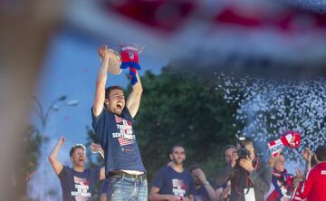Atlético toast twin triumphs with their people at Neptuno
