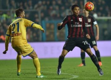 Carlos Bacca anota su octavo gol con el Milan 