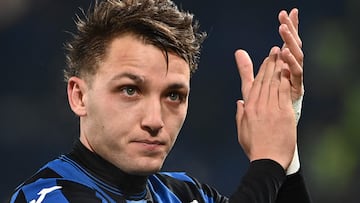 Atalanta's Italian forward #32 Mateo Retegui applauds at the end of the Italian Serie A football match between Atalanta and Juventus at the Gewiss Stadium in Bergamo, on January 14, 2025. (Photo by Isabella BONOTTO / AFP)