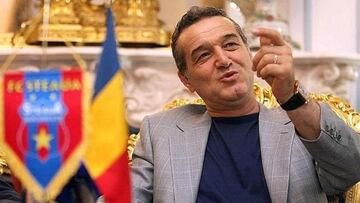 Gigi Becali, en las oficinas del Steaua de Bucarest.