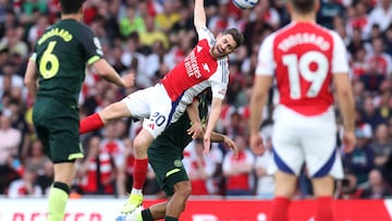 LONDON (United Kingdom), 12/04/2025.- Jorginho of Arsenal (C) in action during the English Premier League soccer match between Arsenal FC and Brentford FC, in London, Britain, 12 April 2025. (Reino Unido, Londres) EFE/EPA/NEIL HALL EDITORIAL USE ONLY. No use with unauthorized audio, video, data, fixture lists, club/league logos, 'live' services or NFTs. Online in-match use limited to 120 images, no video emulation. No use in betting, games or single club/league/player publications.