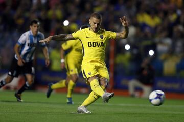 Buenos Aires, 19 NOVIEMBRE 2017, Argentina
SUPERLIGA ARGENTINA 2017
Boca Juniors vs Racing Club por la 9na fecha del Torneo en el Estadio La Bombonera.
Gol y festejos de  Dario Benedetto de Boca Juniors
Foto Gustavo Ortiz
