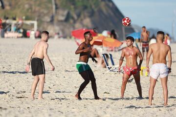 Vinicius disfruta de sus vacaciones en las playas de Río