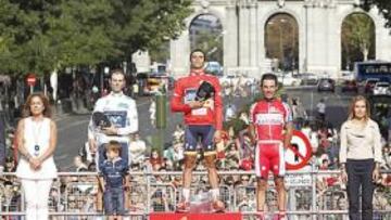 <b>PODIO SOLEMNE. </b>Contador escucha el himno en el podio, escoltado por Valverde y Purito, en presencia de la alcaldesa Ana Botella y del presidente del CSD, Miguel Cardenal.