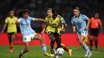 Spain's Cristina Libran (2L) and Sara Ortega (2R) fight for the ball with Colombia's Linda Caicedo during the FIFA U-17 women�s football World Cup 2022 final match between Colombia and Spain at the DY Patil Stadium in Navi Mumbai on October 30, 2022. (Photo by Punit PARANJPE / AFP)