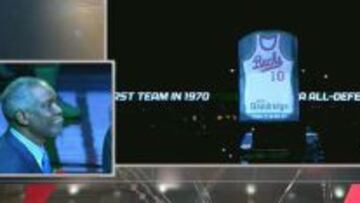 El 10 de Bob Dandridge sube al cielo de Milwaukee.