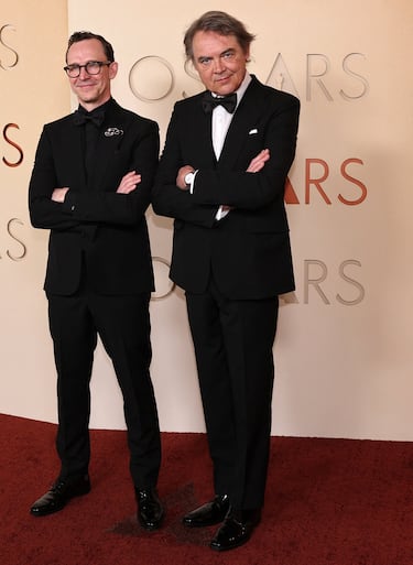 Chris Lavis y Maciek Szczerbowski posan en la alfombra roja del Dolby Theatre.