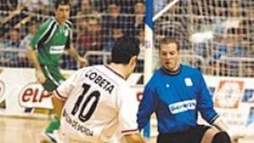 <b>PELIGRO EN MADRID. </b>Cobeta, en una acción de gol frente a Interviú.