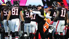 ATLANTA, GA - NOVEMBER 26: Head coach Dan Quinn of the Atlanta Falcons celebrates with Ricardo Allen #37 after a fourth down stop during the second half against the Tampa Bay Buccaneers at Mercedes-Benz Stadium on November 26, 2017 in Atlanta, Georgia.   Scott Cunningham/Getty Images/AFP
 == FOR NEWSPAPERS, INTERNET, TELCOS &amp; TELEVISION USE ONLY ==