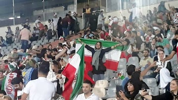 Mujer viendo el partido de Ir&aacute;n.