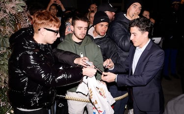 Marc Márquez, Premio AS del Deporte 2025, firma autógrafos a seguidores que se acercaron al Hotel Palace de Madrid.