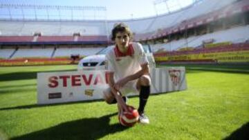 El jugador del Sevilla, con su nueva camiseta.