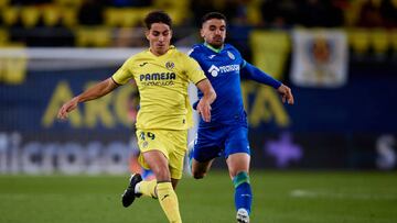 Ramon Terrats (L) of Villarreal CF competes for the ball with Mauro Arambarri of Getafe CF during the LaLiga Santander match between Villarreal CF and Getafe CF at Estadio de la Cermica, February 27, 2023, Vila-real, Spain. (Photo by David Aliaga/NurPhoto via Getty Images)