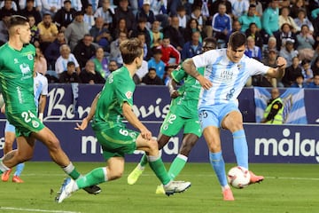 Sergio Castel ante el racinguista Javiee Castro.