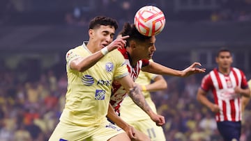 MEX00. CIUDAD DE MÉXICO (MÉXICO), 17/09/2022.- El jugador de América Alejandro Zendejas (i) disputa el balón con Jesús Orozco (d) de Chivas hoy, durante un partido de la jornada 15 del Torneo Apertura del fútbol mexicano realizado en el Estadio Azteca de la Ciudad de México (México). EFE/José Méndez
