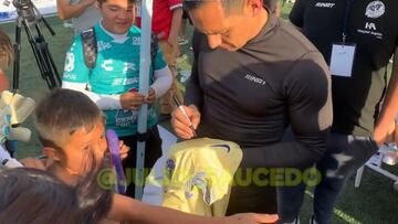 Rodolfo Cota aún no es jugador del América y ya están firmando sus jerseys