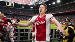 De Ligt celebra con el Ajax el titulo de campe&oacute;n de la liga holandesa. 