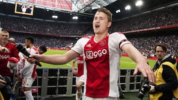 De Ligt celebra con el Ajax el titulo de campe&oacute;n de la liga holandesa. 